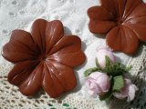 約６ｃ　日本製　チャ色のヌメ皮　花柄モチーフ　２個入り