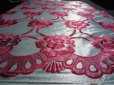 画像4: 最高級！　シロの光沢感のあるサテン地にチェリーピンクの大柄な花柄のボーダー柄　ドレスレース　1Ｍ (4)