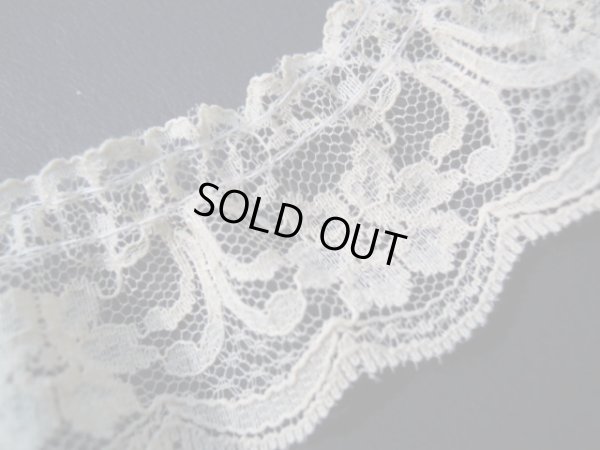 画像2: 人気の花柄　幅約3.7ｃ　ベージュ（キナリ色）の花柄のフリル　10M