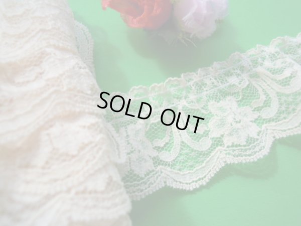 画像1: 人気の花柄　幅約3.7ｃ　ベージュ（キナリ色）の花柄のフリル　10M