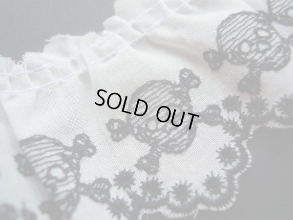 画像1: 幅約4.7c　オフ地にクロの綿フリルのちょっとゴスロリ！？　ドクロ柄　1M