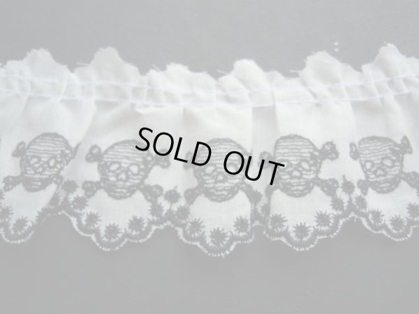 画像2: 幅約4.7c　オフ地にクロの綿フリルのちょっとゴスロリ！？　ドクロ柄　1M