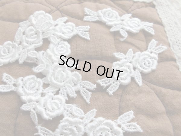 画像1: クッション・バックなどに！人気のシロの薔薇柄のケミカル・アップリケレース　8枚入り　◎