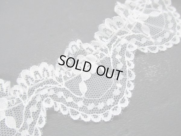 画像1: 在庫処分！幅約4ｃ　ちょっと変わったオフシロの花柄のフリル　10M