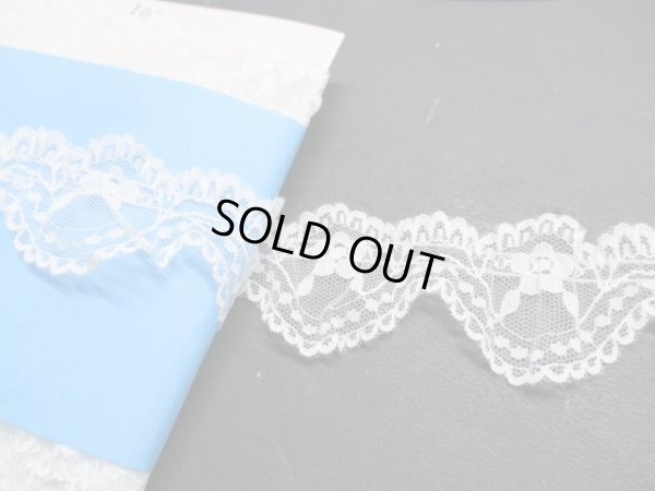 画像2: 在庫処分！幅約4ｃ　ちょっと変わったオフシロの花柄のフリル　10M