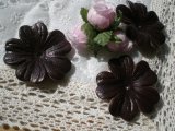 約４ｃ　日本製　チョコ色のヌメ皮　花柄モチーフ　３個入り