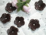 約２．３ｃ　日本製　チョコ色のヌメ皮　花柄モチーフ　５個入り