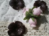 約３．５ｃ　日本製　チョコ色のヌメ皮　花柄モチーフ　３個入り