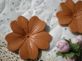 約６ｃ　日本製　ベージュ色のヌメ皮　花柄モチーフ　２個入り