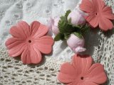 約４ｃ　日本製　ピンク色のヌメ皮　花柄モチーフ　３個入り