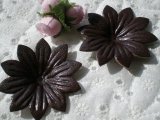 約６ｃ　日本製　チョコ色のヌメ皮　花柄モチーフ　２個入り