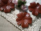 約４ｃ　日本製　チャ色のヌメ皮　花柄モチーフ　３個入り