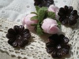約２．５ｃ　日本製　チョコ色のヌメ皮　花柄モチーフ　４個入り