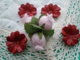 約２．５ｃ　日本製　アカ色のヌメ皮　花柄モチーフ　４個入り