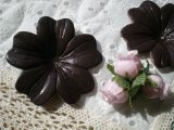 約６ｃ　日本製　チョコ色のヌメ皮　花柄モチーフ　２個入り