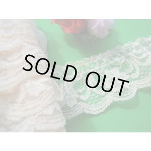 画像: 人気の花柄のラッセルフリル原反売り　ベージュ（キナリ色）