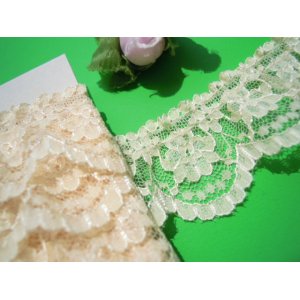 画像: 幅約3.5c　人気のベージュの小花柄のフリル　4M