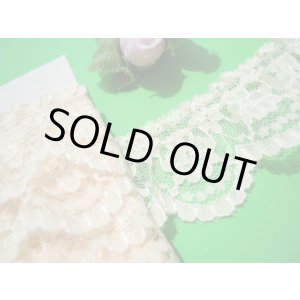 画像: 幅約3.5c　人気のベージュの小花柄のフリル　4M