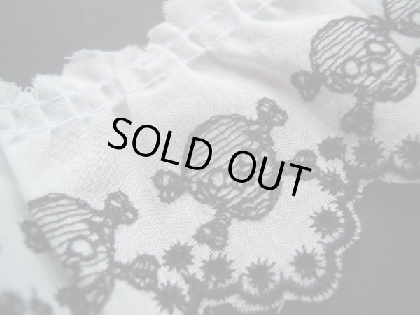 画像1: 幅約4.7c　オフ地にクロの綿フリルのちょっとゴスロリ！？　ドクロ柄　1M