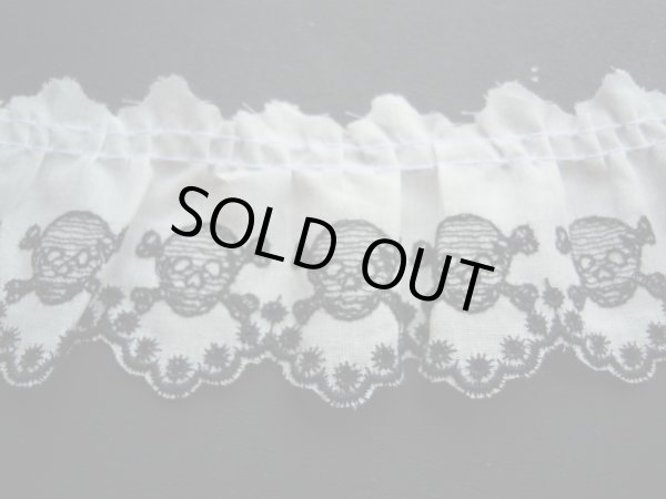 画像2: 幅約4.7c　オフ地にクロの綿フリルのちょっとゴスロリ！？　ドクロ柄　1M