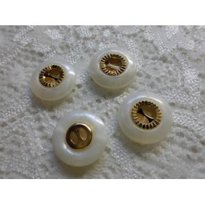 画像: 約15ｍｍ　流行のボタンイヤリングに如何！？エレガントなオフシロとゴールドのカラーボタン　4個入り