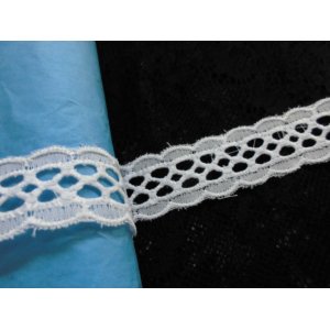 画像: 幅1.8ｃ　シロの可愛い花柄の綿両山レース 4.5M