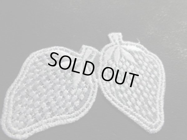 画像2: お買い得なシロのイチゴ柄のチュールモチーフレース　　3枚