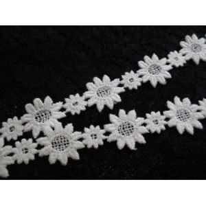 画像: メッチャ,エレガントな花柄！オフシロのコットンケミカルのアクセサリーレース　0.8Ｍ