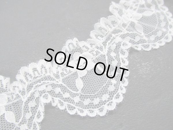 画像1: 在庫処分！幅約4ｃ　ちょっと変わったオフシロの花柄のフリル　10M