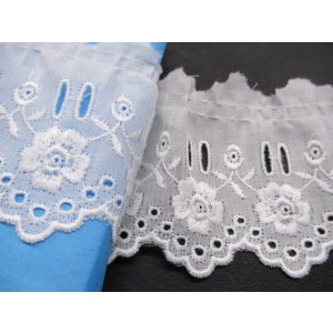 画像: 幅約5.5ｃ　可愛い花柄のリボン通しの綿フリル　シロ　2M