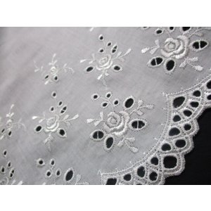 画像: 数量限定！メチャメッチャお買い得なオフシロのエレガントなバラ柄の綿ボーダーレース　　1.5M