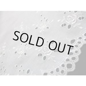 画像: 数量限定！メチャメッチャお買い得なオフシロのエレガントなバラ柄の綿ボーダーレース　　1.5M