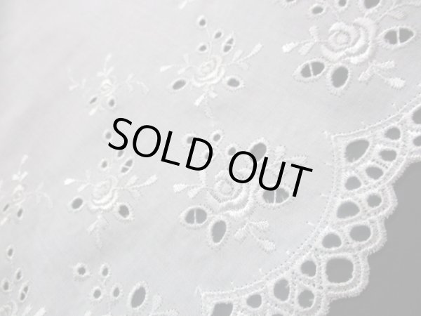 画像1: 数量限定！メチャメッチャお買い得なオフシロのエレガントなバラ柄の綿ボーダーレース　　1.5M