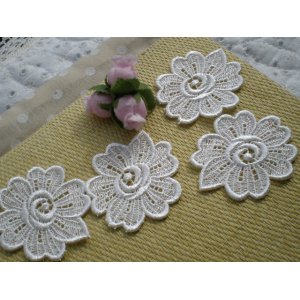 画像: 人気の花柄　オフシロのケミカルのアップリケレース　４枚入り