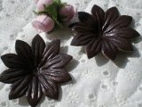 画像: 約６ｃ　日本製　チョコ色のヌメ皮　花柄モチーフ　２個入り