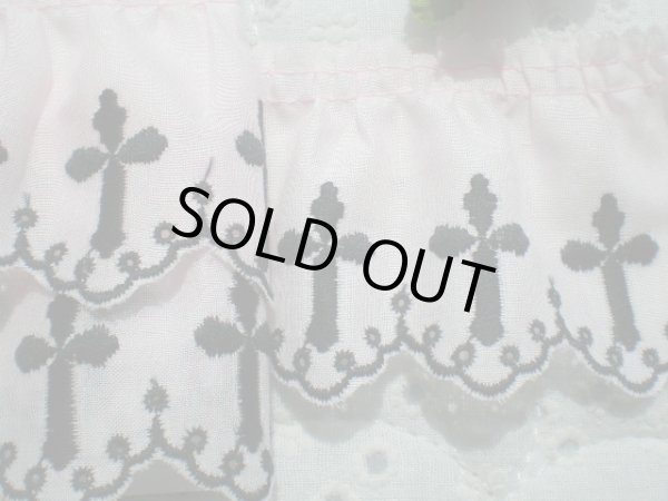 画像1: 幅約5.5c　ピンク地にクロの綿フリルのちょっとゴスロリ！？　十字架柄　1M