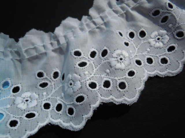 画像: 今回は、綿のフリルを中心に綿カラー、広幅チュールなどを出品しました。