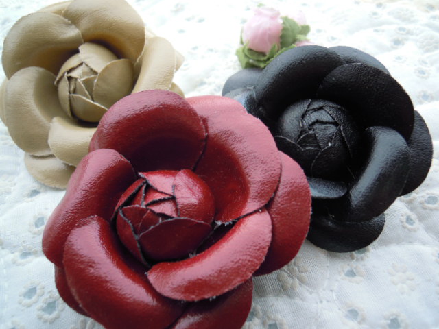 画像: 薔薇柄のモチーフとエレガントなブローチを卸値以下にて出品しました！