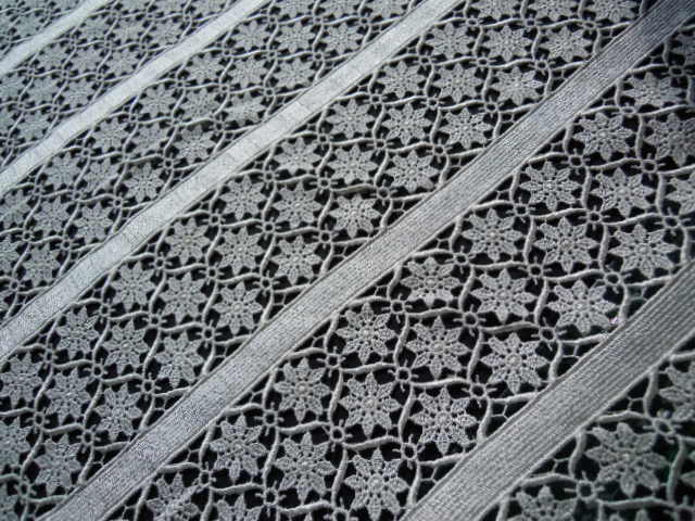 画像: とてもエレガントな広幅の綿とケミカルレース、スリーコインズの人気のラッセルストレッチレースの出品です