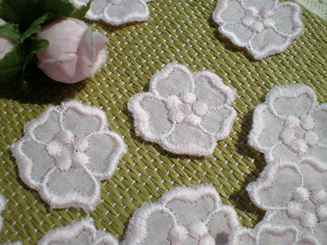 画像1: 綿の可愛いピンクの花柄モチーフレース　３０枚入り