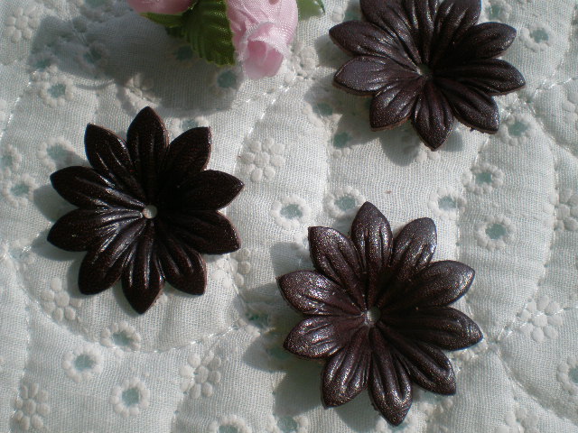 画像1: 約4ｃ　日本製　チョコ色のヌメ皮　花柄モチーフ　3個入り