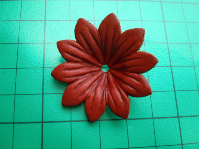 画像: 約4ｃ　日本製　アカ色のヌメ皮　花柄モチーフ　3個入り