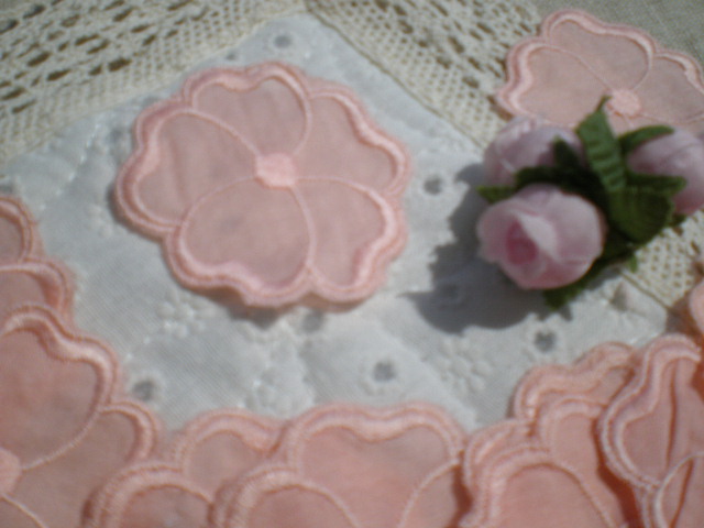 画像: 綿のサーモンピンクの花柄モチーフレース　１０枚入り