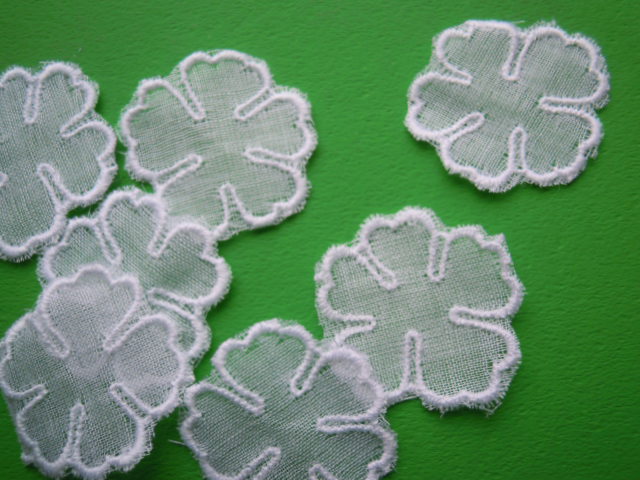 画像1: 人気の花柄　シロの綿アップリケレース　4M