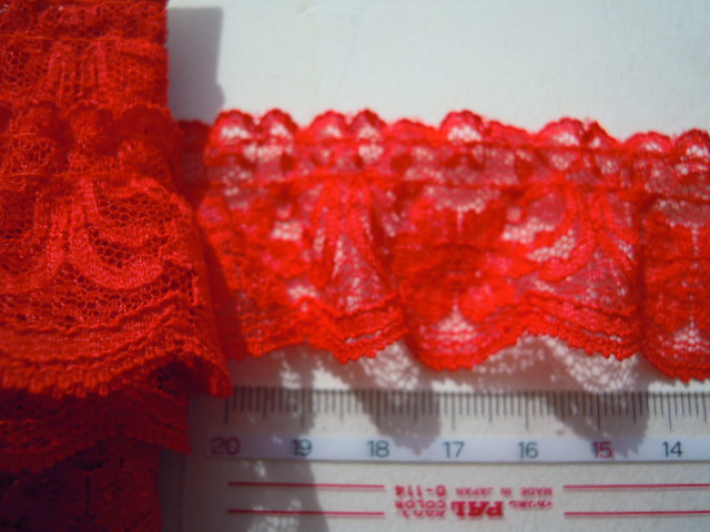 画像: 人気の花柄　幅約3.7c　アカの花柄のフリル　4M