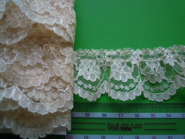 画像: 幅約3.5c　人気のベージュの小花柄のフリル　4M