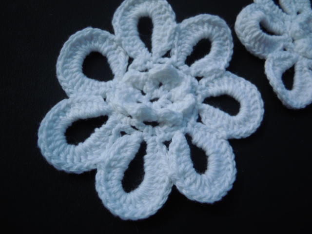 画像1: 立体的なオフシロの花柄の綿モチーフレース　　2枚