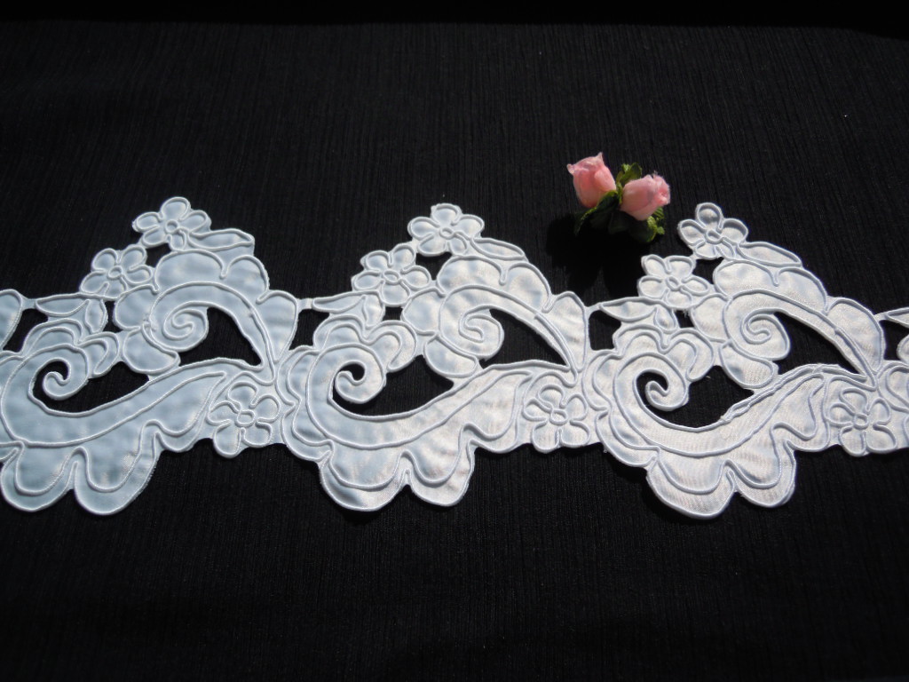 画像1: 幅約12ｃ　シロのサテン地にコード・ブライダルレース　3Ｍ