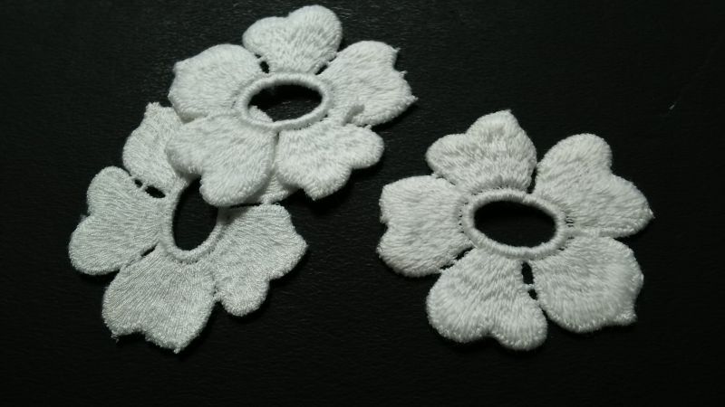 画像2: 人気のコットンの花柄　オフシロのエレガントなモチーフレース　3枚