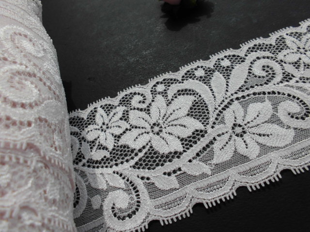 画像1: ハンパ物！在庫処分！　　ベージュピンクの可愛い花柄の高級ストレッチラッセルレース　1.5M